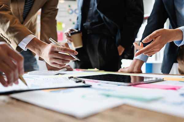 포토 JPG 해외이미지 직업 컨셉 비즈니스 통신 성공 회의 그래프 협력 설계 직장 대화 사람 사람없음 금융 노트북 컴퓨터 사무실 정보 성장 업무 작업 비즈니스맨 그룹 결과 계획 상담원 토론 분석 동료 보고서 문서 투자 회계 경영 마케팅 프로젝트 브레인스토밍 정확 해외202310 해외포토 남자 회사 관계 말하기 경제 전자제품 직장인 사무원 파일형식
