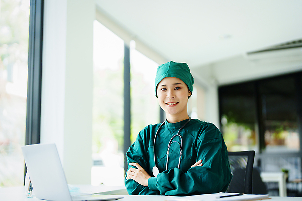 포토 JPG 해외이미지 직업 응시 여자 노년 남자 비즈니스 의료기기 협력 실내 병원 대화 설명 한명 사람 성인 치료 가로 컴퓨터 컬러풀 약 건강관리 모니터 자료 환자 의사 가리킴 작업 질병 토론 집중 분석 동료 준비 돌봄 증상 해외202310 해외포토 1 시선 컬러 컨셉 의학 관계 모션 건강 관리 말하기 손짓 내부 전자제품 의료진 파일형식