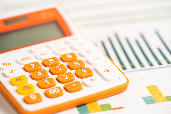 포토 JPG 해외이미지 백인 1 손 산업 종이 컬러 비즈니스 성공 그래프 사람 사람없음 그래픽 초록색 금융 경제 사무실 숫자 펜 자료 계산기 성장 흰색 작업 비즈니스우먼 시장 상담원 주식 심볼 분석 보고서 문서 투자 회계 분석가 세금 예산 해외202310 해외포토 서양인 직업 문자 여자 컨셉 문구용품 신체부위 필기구 장비 직장인 사무원 파일형식