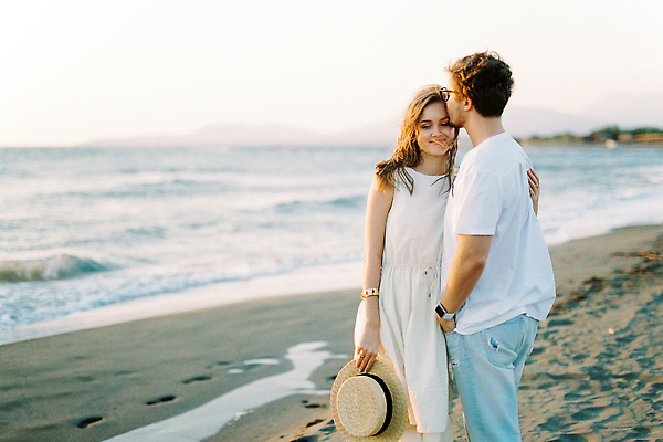 포토 JPG 해외이미지 백인 라이프스타일 드레스 여자 남자 행복 바다 티셔츠 2 관계 포옹 산 키스 사랑 서기 두명 낭만 닫기 이마 해외202310 해외포토 서양인 옷 감정 컨셉 셔츠 안기 모션 사람 생활 애정표현 파일형식