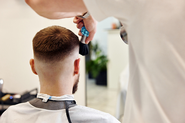 포토 JPG 해외이미지 헤어스타일 응시 남자 앉기 상반신 성인 두명 뒷모습 장비 솔 망토 드라이어 미용사 이발 이발소 성인남자만 해외202310 해외포토 직업 시선 뷰포인트 모션 사람 미용용품 뷰티샵 남자만 성인만 파일형식