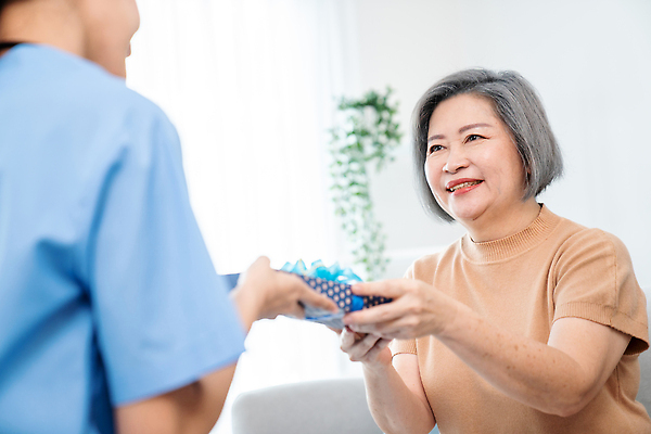 포토 JPG 해외이미지 여자 노년 실내 선물 앉기 동양인 상반신 성인 두명 앞모습 뒷모습 치료 실버라이프 건강관리 환자 간호사 주기 간병인 노후건강 돌봄 여자만 돌봄서비스 해외202310 해외포토 직업 라이프스타일 뷰포인트 의학 모션 건강 관리 사람 인종 내부 노후 의료진 서비스 파일형식