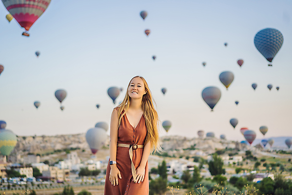 포토 JPG 해외이미지 여자 여행 하늘 한명 성인 앞모습 일몰 로맨틱 열기구 성인여자한명만 튀르키예 해외202310 해외포토 1 아시아 뷰포인트 컨셉 항공교통 사람 노을 여자한명만 성인여자만 파일형식
