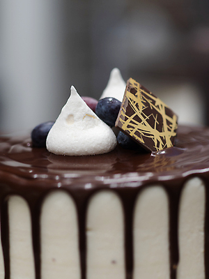 포토 JPG 해외이미지 디저트 기념 요리 사람없음 장식 빛 과자 케이크 주방 초콜릿 얼음 요리사 줄무늬 젖음 축하 레코드 생일 황금 달콤 준비 서리 상업 부드러움 토핑 턴테이블 프랑스어 머랭 반투명 방법 채찍 막 프로스팅 맛있는 해외202310 해외포토 자연요소 직업 문자 기념일 음식 컨셉 무늬 음반 감각 맛 제빵 파일형식