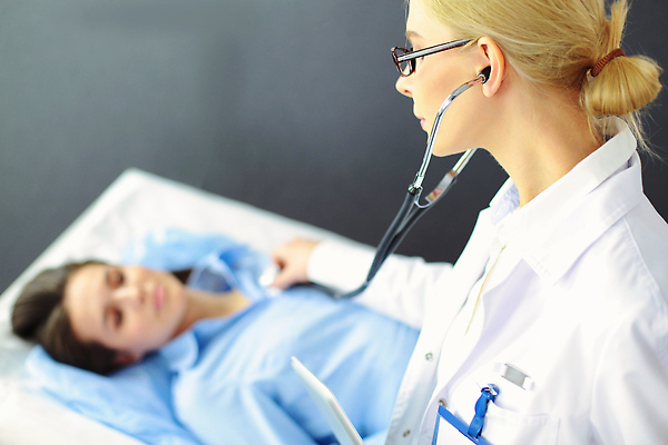 포토 JPG 해외이미지 직업 응시 여자 청진기 건강 병원 대화 두명 노트북 약 듣기 시험 환자 의사 흰색 긴급 가리킴 기록 질병 구조원 문서 약속 처방 방문 문제 돌봄 물리치료사 서류판 소아과의사 심장병 해외202310 해외포토 시선 교육 컬러 의학 의료기기 모션 말하기 사람 손짓 전자제품 사무용품 의료진 치료사 파일형식