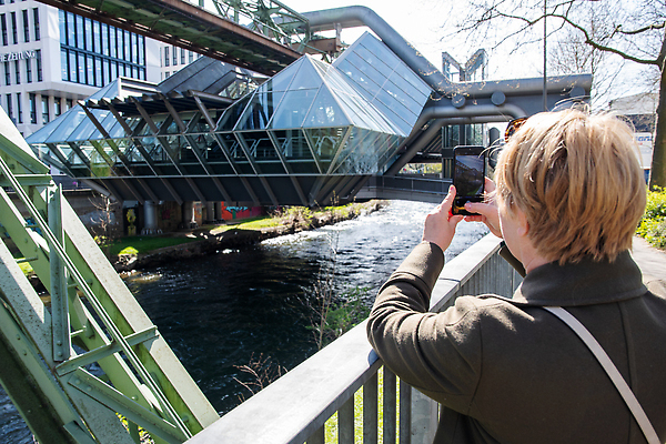 포토 JPG 해외이미지 백인 라이프스타일 여자 행복 여행 창문 버스 한명 사람 앉기 뷰티 여행객 촬영 기찻길 기차 도시 바이러스 승차 셀프카메라 손목시계 전차 승객 일반 특별함 코로나바이러스 안락 락다운 해외202310 해외포토 서양인 1 감정 육상교통 시계 컨셉 장신구 모션 대중교통 생활 사진촬영 파일형식