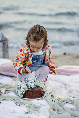 포토 JPG 해외이미지 백인 라이프스타일 손 행복 어린이 음식 백그라운드 손가락 추상 디저트 한명 사람 소년 컬러풀 갈색 케이크 주방 초콜릿 축제 사막 축하 표현 아기 도넛 달콤 맛 먹기 만들기 걸음마 고립 어려움 평야 맛있는 해외202310 해외포토 서양인 1 남자 감정 컬러 컨셉 무늬 모션 자연 생활 신체부위 파일형식