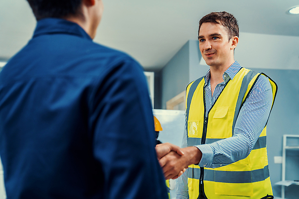 포토 JPG 해외이미지 남자 회의 협력 책장 악수 상반신 성인 두명 옆모습 사무실 손잡기 직장인 엔지니어 안전조끼 성인남자만 해외202310 해외포토 직업 뷰포인트 가구 비즈니스 모션 사람 손짓 기술자 남자만 성인만 파일형식