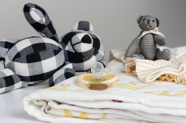 포토 JPG 해외이미지 어린이 인형 장신구 곰 휴식 손잡이 소년 사람없음 장난감 노란색 육아 아기 신생아 잠 입 울음 노리개젖꼭지 오브젝트 부드러움 방패 고무 걸음마 실리콘 해외202310 해외포토 동물 남자 컬러 컨셉 포유류 모션 표정 사람 신체부위 아기용품 감각 파일형식