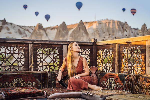 포토 JPG 해외이미지 전신 여자 여행 난간 바위산 한명 앉기 성인 야외 아웃포커스 일몰 로맨틱 열기구 성인여자한명만 튀르키예 해외202310 해외포토 1 아시아 컨셉 항공교통 모션 촬영기법 사람 노을 돌산 여자한명만 성인여자만 파일형식