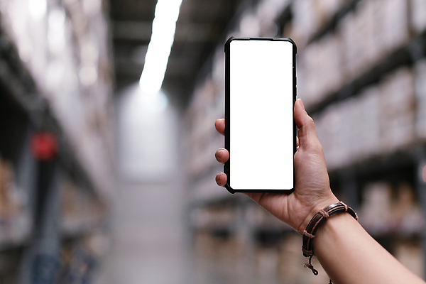 포토 JPG 해외이미지 라이프스타일 손 백그라운드 인터넷 비즈니스 통신 공장 모바일 선반 세포 사람 사람없음 스마트폰 핸드폰 사무실 세일 우주 상점 디지털 스크린 공백 터치 정보 흰색 구매 상품 전화기 고객 스마트 창고 수납 물류 목업 공급 카피스페이스 중소기업 비어있는 해외202310 해외포토 컬러 가구 컨셉 회사 공업 생활 신체부위 전자제품 스마트기기 쇼핑 파일형식
