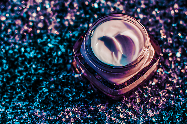 포토 JPG 해외이미지 근접촬영 사람없음 파란색 반짝임 보라색 고급 피부관리 스킨케어 기초화장품 수분크림 해외202310 해외포토 뷰포인트 컬러 컨셉 모션 뷰티 화장품 파일형식