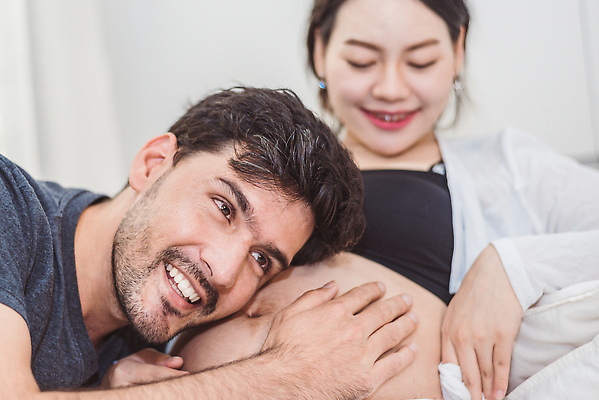 포토 JPG 해외이미지 백인 커플 행복 감정 가족 관계 결혼식 엄마 남편 주택 함께함 건강 사랑 한명 미소 사람 동양인 부모 소리 임신 침실 듣기 터치 침대 아기 신생아 아내 기다림 아빠 만족 흥분 청각 인공 해외202310 해외포토 서양인 1 가구 결혼 컨셉 모션 표정 인종 건물 파일형식