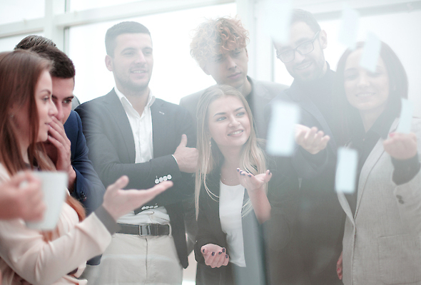 포토 JPG 해외이미지 직업 라이프스타일 여자 교육 남자 벽 회사 비즈니스 통신 유리 설계 직장 함께함 실내 서기 사람 여러명 사무실 독서 쪽지 잡기 비즈니스우먼 투명 그룹 계획 동료 직원 소통 조언 해외202310 해외포토 다수 컨셉 관계 모션 재질 내부 생활 직장인 파일형식