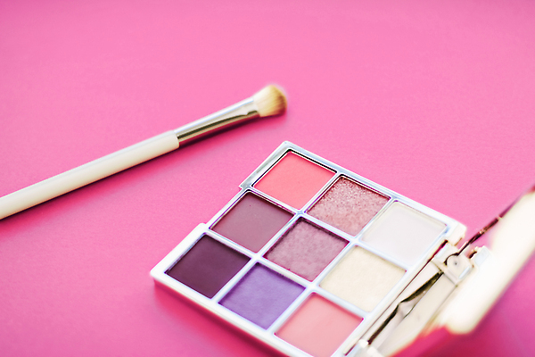 포토 JPG 해외이미지 사람없음 화장품 화려 팔레트 오브젝트 눈화장 아이섀도 메이크업브러쉬 섀도우팔레트 분홍색배경 해외포토 분홍색 백그라운드 컨셉 화장 뷰티 붓 파일형식