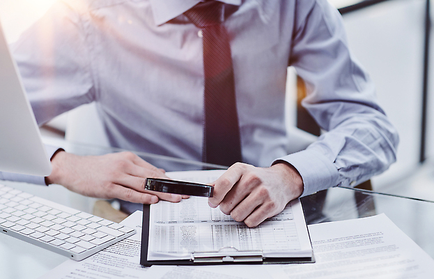 포토 JPG 해외이미지 직업 손 응시 종이 컨셉 비즈니스 손가락 유리 성공 돋보기 회의 직장 사람 사람없음 책 금융 학습 사무실 독서 라벨 자료 탐험 기구 도구 기록 비즈니스맨 투명 발표 계획 질병 분석 계약 사인 검색 보고서 경영자 문서 발견 세미나 광학 회계사 해외202310 해외포토 시선 교육 남자 회사 의학 재질 프레임 신체부위 경제 직장인 리더 파일형식