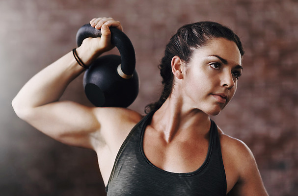 포토 JPG 해외이미지 여자 한명 상반신 성인 운동복 건강관리 헬스장 근육질 자기관리 케틀벨 성인여자한명만 들어올리기 해외202310 해외포토 1 옷 모션 근육 건강 관리 사람 헬스 몸매 여자한명만 성인여자만 파일형식