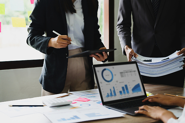 포토 JPG 해외이미지 직업 손 종이 컨셉 돈 비즈니스 통계 탁자 성공 그래프 설계 직장 사람 사람없음 금융 경제 노트북 컴퓨터 사무실 펜 계산기 업무 작업 비즈니스맨 계산 계획 책상 분석 보고서 문서 투자 회계 경영 계좌 마케팅 세금 수입 예산 회계사 비용 해외202310 해외포토 남자 가구 회사 문구용품 신체부위 전자제품 필기구 장비 직장인 재산 파일형식