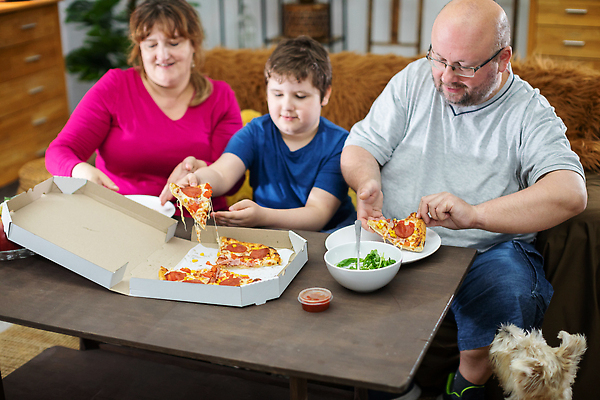 포토 JPG 해외이미지 아들 어린이 다이어트 가족 엄마 피자 관리 소년 세명 상자 케이크 식사 기쁨 뜨거움 아빠 개 맛 먹기 기아 비만 만족 향기 아로마 다인종 나누기 공유 루꼴라 해로움 해외202310 해외포토 남자 감정 컨셉 채소 포유류 관계 모션 디저트 패스트푸드 서양음식 건강 사람 인종 수학 사회이슈 몸매 냄새 사칙연산 파일형식