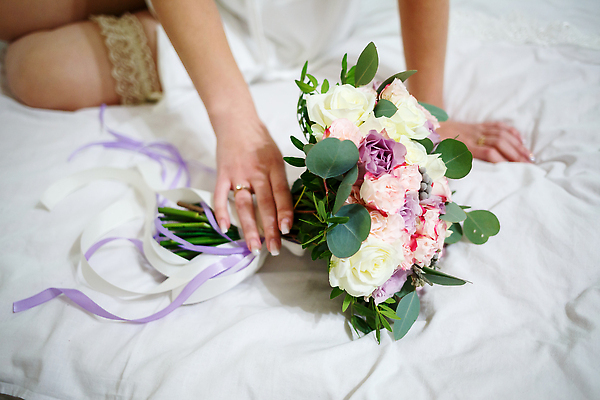 포토 JPG 해외이미지 여자 리본 신부 부케 웨딩드레스 결혼식 한명 성인 성인여자한명만 해외202310 해외포토 1 드레스 꽃다발 결혼 사람 여자한명만 성인여자만 파일형식