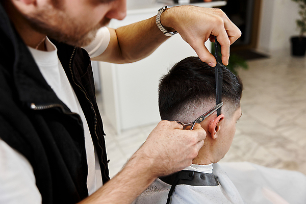 포토 JPG 해외이미지 헤어스타일 응시 남자 시계 앉기 상반신 성인 두명 옆모습 장비 머리빗 망토 미용사 이발 이발소 미용가위 성인남자만 해외202310 해외포토 직업 시선 뷰포인트 모션 가위_도구 사람 미용용품 뷰티샵 남자만 성인만 파일형식