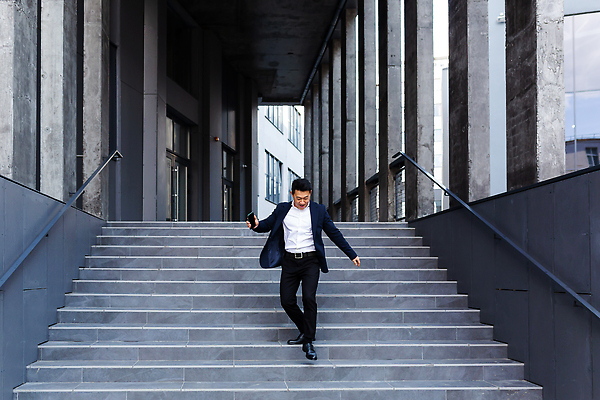 포토 JPG 해외이미지 전신 남자 한명 들기 동양인 정장 성인 야외 스마트폰 계단 비즈니스맨 출장 성인남자한명만 내려오기 해외202310 해외포토 1 옷 비즈니스 모션 사람 인종 핸드폰 스마트기기 직장인 남자한명만 성인남자만 파일형식