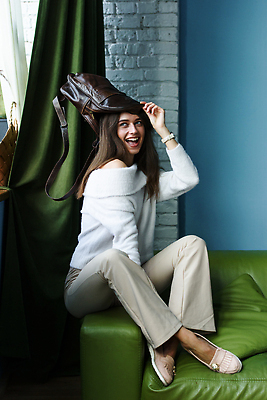 포토 JPG 해외이미지 직업 손 디자인 여자 유럽 여행 백그라운드 가방 오렌지 비즈니스 갈색머리 관리 한명 서기 사무실 노란색 유행 여행가방 핸드백 짐 업무 비즈니스우먼 화려 지갑 고급 우아함 주머니 가죽 수납 경영 스트랩 스타일 해외202310 해외포토 1 헤어스타일 잡화 나라 컬러 컨셉 과일 모션 사람 신체부위 작업 직장인 파일형식