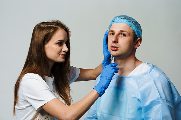 포토 JPG 해외이미지 직업 학생 유니폼 건강 병원 가면 사람 내부 두명 치료 스터디 약 방 고통 장비 환자 간호사 의사 흰색 기구 긴급 업무 도움 그룹 수술 질병 외과 돌봄 살균 해외202310 해외포토 옷 감정 컬러 컨셉 의학 모션 학습 의료진 작업 파일형식