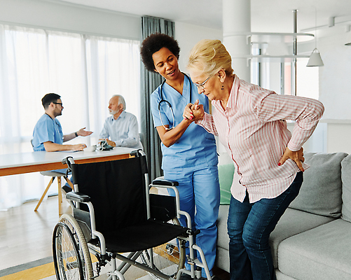 포토 JPG 해외이미지 백인 직업 여자 노년 행복 유니폼 주택 실내 건강 병원 사람 앉기 여러명 약 건강관리 검은색 환자 간호사 의사 도움 질병 장애인 은퇴 간호 서비스 휠체어 방문 장애 간병인 돌봄 옛날 지원 헬프 해외202310 해외포토 서양인 옷 감정 컬러 다수 컨셉 의학 모션 관리 성인 내부 건물 의료진 파일형식