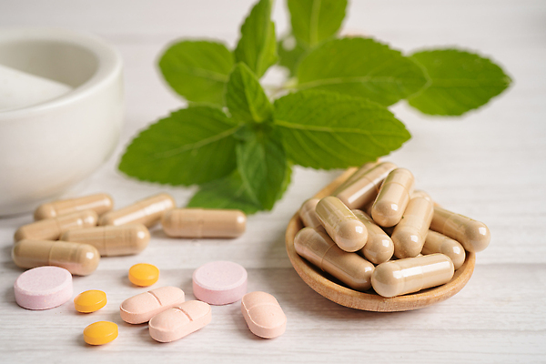 포토 JPG 해외이미지 건강 사람없음 알약 약 숟가락 허브 유기농 절구 절구방아 해외202310 해외포토 식물 웰빙 의학 수저 도구 파일형식