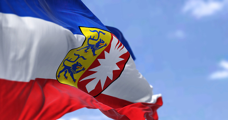 포토 JPG 해외이미지 디자인 배너 유럽 물결 여행 하늘 날리기 바람 독일 사람없음 야외 빨간색 파란색 노란색 줄무늬 자유 흰색 깃발 직물 국기 민주주의 천 심볼 묘사 신분 애국심 독립 잔물결 전국 정부 통일 해외202310 해외포토 자연요소 나라 컬러 컨셉 무늬 모션 날씨 파일형식