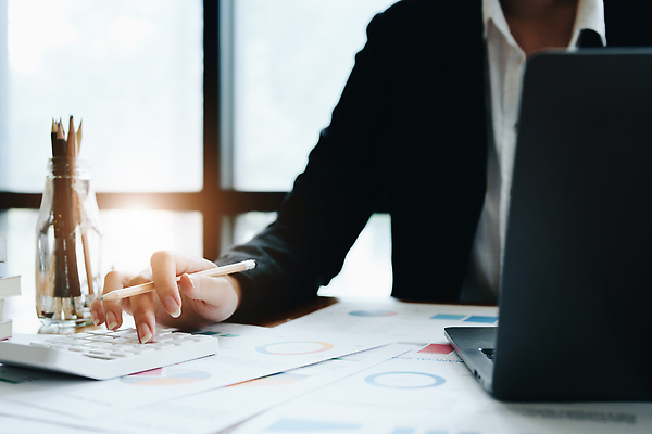 포토 JPG 해외이미지 종이 백그라운드 컨셉 회사 비즈니스 한명 사람 금융 컴퓨터 사무실 펜 미국 계산기 작업 비즈니스우먼 절약 계산 계획 책상 분석 보고서 서식 문서 투자 결제 법 수익 회계 월급 대출 계좌 세금 수입 예산 정부 환불 회계사 해외202310 해외포토 직업 1 여자 가구 북아메리카 문구용품 경제 전자제품 필기구 장비 직장인 파일형식