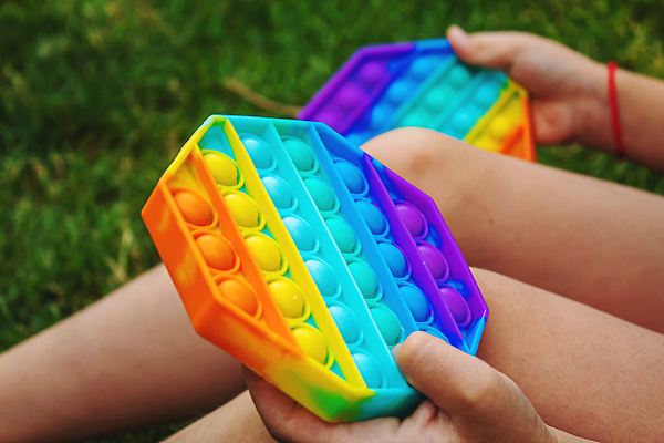 포토 JPG 해외이미지 손 어린이 휴식 들기 잔디 신체부위 장난감 즐거움 무지개색 푸시팝 해외포토 식물 감정 컨셉 모션 사람 컬러풀 파일형식