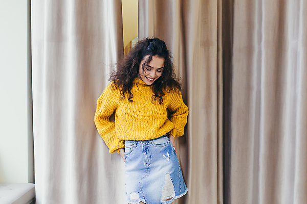 포토 JPG 해외이미지 여자 실내 한명 상반신 성인 앞모습 쇼핑 즐거움 옷가게 피팅 피팅룸 성인여자한명만 해외202310 해외포토 1 옷 감정 뷰포인트 사람 내부 상점 여자한명만 성인여자만 파일형식