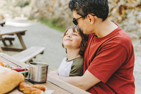 포토 JPG 해외이미지 라이프스타일 공원 남자 행복 아들 어린이 음식 여행 가족 포옹 자연 휴가 산 함께함 앉기 소년 야외 두명 여름 소풍 식사 트래킹 캠핑 하이킹 가을 아빠 숲 먹기 암초 점심식사 해외202310 해외포토 계절 공공시설 감정 컨셉 관계 안기 모션 레저 사람 생활 야외활동 생태계 파일형식