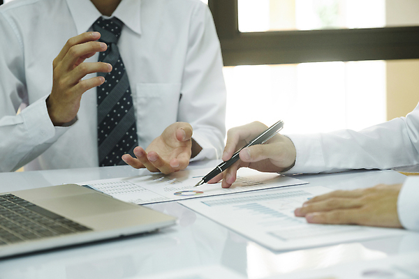 포토 JPG 해외이미지 무료이미지 손 비즈니스 상반신 성인 두명 신체부위 노트북 펜 잡기 비즈니스맨 문서 성인남자만 해외202310 해외포토 남자 모션 사람 전자제품 필기구 직장인 남자만 성인만 파일형식