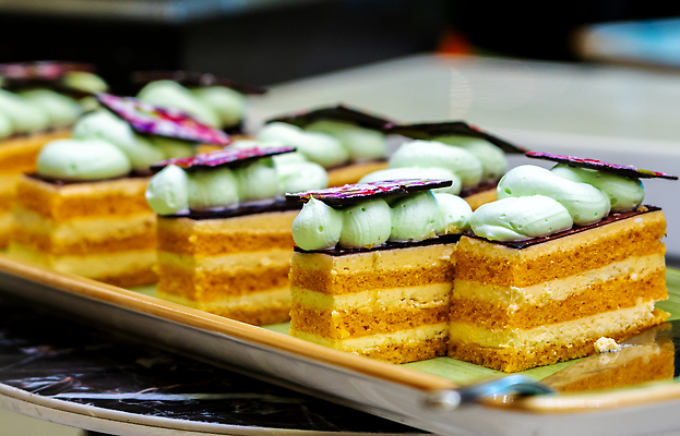 포토 JPG 해외이미지 접시 음료 어린이 음식 조각 백그라운드 과일 디저트 사람없음 장식 가로 컬러풀 노란색 파티 케이크 축제 빵집 흰색 축하 신선 생일 그룹 달콤 맛 작음 설탕 자르기 굽기 크림 잔치 층 솜털 페스츄리 맛있는 해외202310 해외포토 식기 기념일 빵 컬러 컨셉 모션 사람 이벤트 상점 크기 구이 파일형식