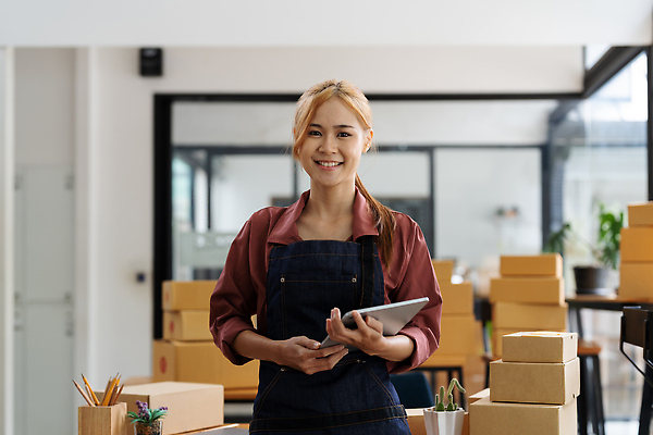 포토 JPG 해외이미지 여자 행복 인터넷 회사 비즈니스 사업가 성공 주택 한명 사람 동양인 성인 노트북 쇼핑 컴퓨터 상자 사무실 상점 업무 비즈니스우먼 상품 작음 상인 사이버 창고 패키지 질서 소매 온라인 주소 주인 물류 짐싸기 판지 마케팅 매각 목록 프리랜서 중소기업 해외202310 해외포토 직업 1 감정 컨셉 인종 건물 전자제품 예절 작업 직장인 크기 파일형식