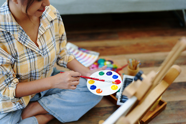 포토 JPG 해외이미지 여자 한명 들기 앉기 동양인 성인 취미 옆모습 물감 미술도구 하반신 붓 그리기 팔레트 이젤 그림 캔버스 화가 성인여자한명만 해외202310 해외포토 직업 1 뷰포인트 모션 사람 인종 오브젝트 여자한명만 성인여자만 파일형식