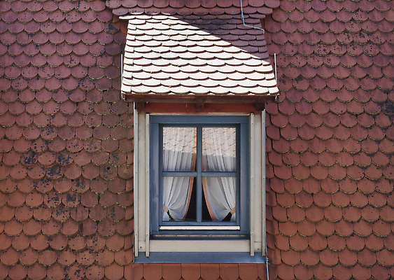 포토 JPG 해외이미지 전통 건축양식 창문 지붕 주택 사람없음 커튼 옛날 해외202310 해외포토 건축 건물 파일형식