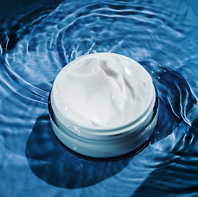 포토 JPG 해외이미지 물결 근접촬영 사람없음 물 고급 피부관리 파란배경 스킨케어 기초화장품 수분크림 해외202310 해외포토 자연요소 뷰포인트 백그라운드 컨셉 파란색 뷰티 화장품 파일형식