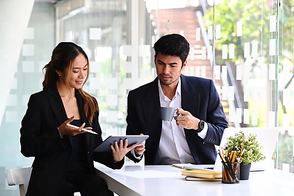 포토 JPG 해외이미지 여자 남자 화초 의자 비즈니스 창문 회의 함께함 앉기 상반신 성인 두명 옆모습 노트북 태블릿 공책 메모지 비즈니스맨 비즈니스우먼 그룹 커피잔 책상 직원 연필꽂이 보여주기 성인만 태블릿펜 해외202310 해외포토 식물 커피 뷰포인트 가구 컨셉 모션 문구용품 잔 사람 전자제품 스마트기기 펜 사무용품 직장인 파일형식