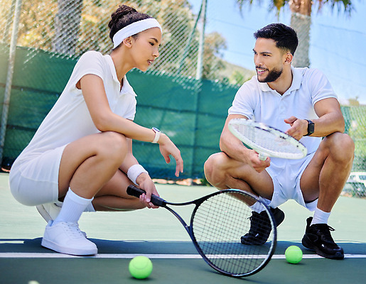 포토 JPG 해외이미지 전신 여자 남자 성인 야외 두명 테니스 테니스라켓 테니스장 테니스공 테니스복 성인만 해외202310 해외포토 공 스포츠시설 사람 운동복 구기 라켓 테니스용품 파일형식