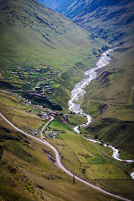 포토 JPG 해외이미지 도로 지구 여행 백그라운드 자연 산 풍경 사람없음 야외 초록색 물 여름 뷰티 환경 골짜기 계곡 바위 정상 언덕 산등성이 러시아 산봉우리 절정 국경 산맥 해외202310 해외포토 자연요소 계절 유럽 길 컬러 교통시설 돌_바위 생태계 봉우리 파일형식