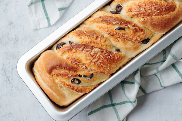 포토 JPG 해외이미지 접시 음식 빵 조각 치즈 육류 사람없음 케이크 식사 저녁식사 흰색 칼 맛 아침식사 굽기 올리브 토스트 점심식사 페스츄리 핸드메이드 맛있는 해외202310 해외포토 식기 열매 컬러 컨셉 식재료 디저트 유제품 구이 파일형식