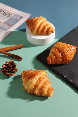 포토 JPG 해외이미지 접시 빵 디저트 사람없음 신문 크루아상 시나몬스틱 해외202310 해외포토 식기 음식 간행물 뉴스 시나몬 파일형식
