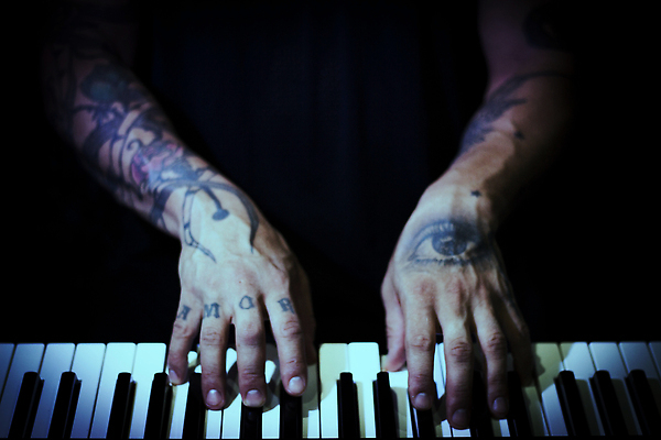 포토 JPG 해외이미지 라이프스타일 남자 음악 컨셉 손가락 놀이 실내 세명 세트 파티 디지털 소리 콘서트 장비 기구 춤 키보드 판넬 피아노 볼륨 혼합 문신 믹서 DJ 클럽 라디오 전자 오디오 위로 작곡가 제어 해외202310 해외포토 손 문화예술 사람 이벤트 내부 생활 전자제품 공연 음악가 건반악기 파일형식