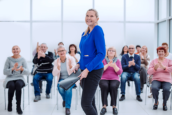 포토 JPG 해외이미지 라이프스타일 웰빙 여자 할아버지 노년 남자 행복 할머니 중년 함께함 실내 미소 사람 앉기 여러명 성인 친구 우정 모임 만남 인사 그룹 강의 은퇴 커뮤니티 옛날 조부모 통일 콜라보레이션 해외202310 해외포토 감정 다수 컨셉 가족 관계 모션 표정 내부 생활 예절 파일형식