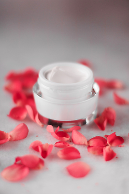 포토 JPG 해외이미지 꽃잎 사람없음 고급 피부관리 스킨케어 기초화장품 수분크림 해외202310 해외포토 꽃 컨셉 뷰티 화장품 파일형식