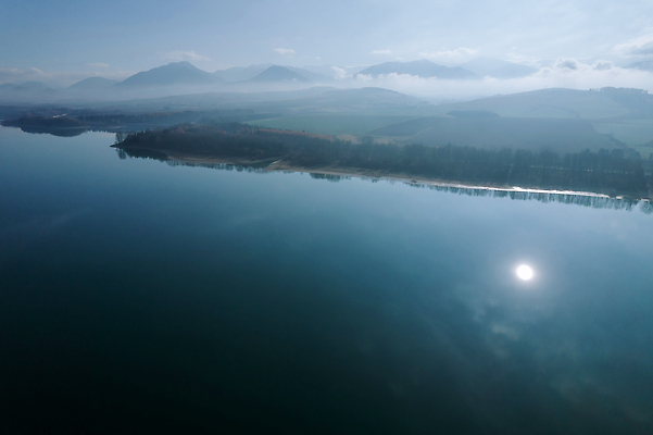 포토 JPG 해외이미지 나무 계절 공원 호수 자연 하늘 아침 날씨 산 파노라마 사람없음 야외 초록색 물 파란색 빛 강 햇빛 태양 뷰티 일출 침묵 새벽 안개 연못 숲 언덕 장면 뿌연 해외202310 해외포토 주간 자연요소 식물 공공시설 컬러 촬영기법 노을 소리 생태계 파일형식
